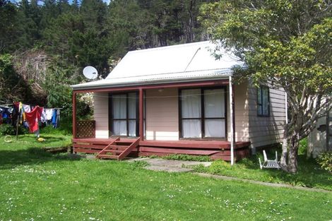 Photo of property in 42 Kamahi Street, Stokes Valley, Lower Hutt, 5019