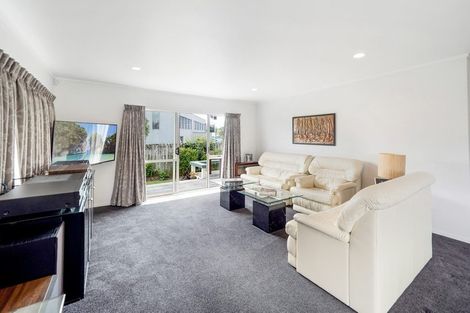 Photo of property in 2/5 Headcorn Place, Botany Downs, Auckland, 2010