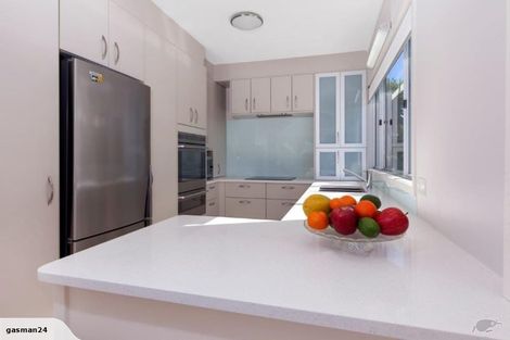 Photo of property in 15 Ravenwood Drive, Forrest Hill, Auckland, 0620