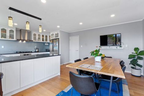 Photo of property in 18 Murano Place, Chatswood, Auckland, 0626