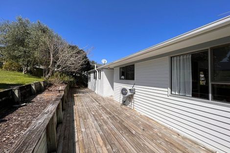 Photo of property in 9 Pavola Grove, Glenfield, Auckland, 0629