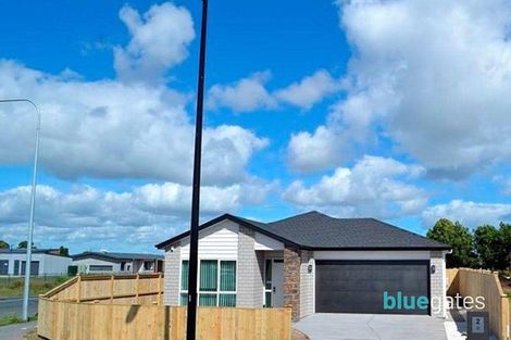 Photo of property in 2 Castlepoint Avenue, Takanini, 2110