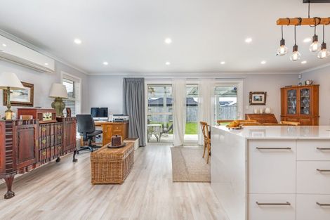 Photo of property in 96 Johnstone Drive, Fitzherbert, Palmerston North, 4410