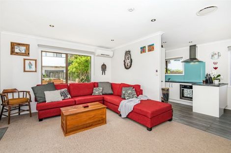 Photo of property in 4 Mona Vale, West Harbour, Auckland, 0618