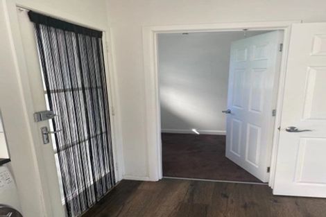 Photo of property in 27 Clinton Avenue, Te Atatu Peninsula, Auckland, 0610