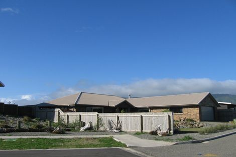 Photo of property in 31 Pharazyn Avenue, Waikanae Beach, Waikanae, 5036