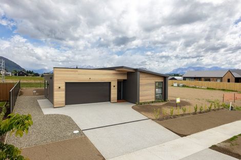Photo of property in 17 Packer Road, Wanaka, 9382