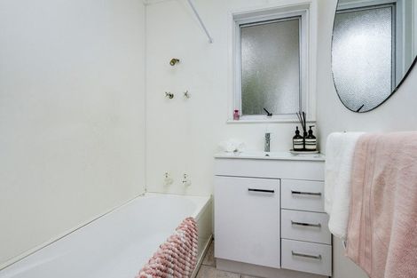 Photo of property in 42 Hellyers Street, Birkdale, Auckland, 0626