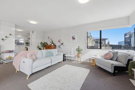 Photo of property in 2/102 Sandspit Road, Shelly Park, Auckland, 2014