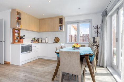 Photo of property in 19 Yeovil Road, Te Atatu Peninsula, Auckland, 0610