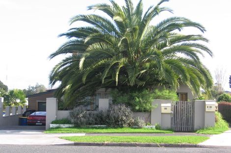 Photo of property in 68 Yeovil Road, Te Atatu Peninsula, Auckland, 0610