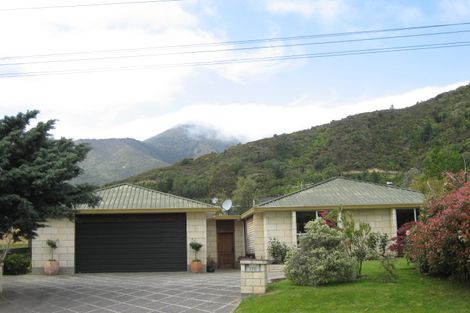 Photo of property in 170 Waikawa Road, Picton, 7220
