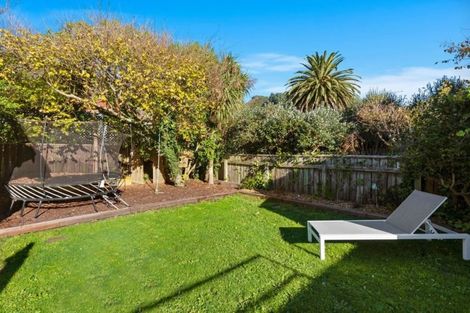 Photo of property in 39 Pukatea Street, Eastbourne, Lower Hutt, 5013