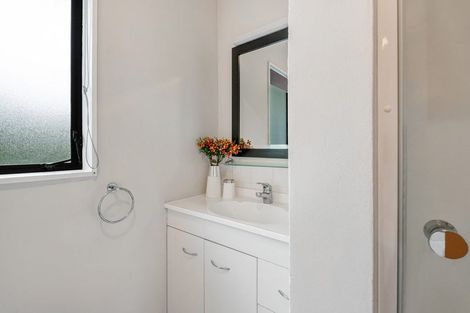 Photo of property in 2/15 Tetrarch Place, Totara Vale, Auckland, 0629