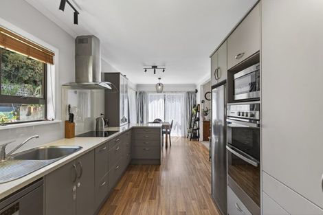 Photo of property in 32 Beaumont Crescent, Frankleigh Park, New Plymouth, 4310