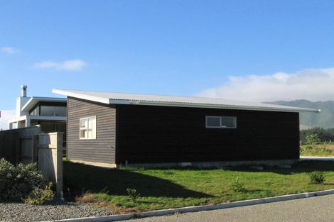 Photo of property in 33 Pharazyn Avenue, Waikanae Beach, Waikanae, 5036