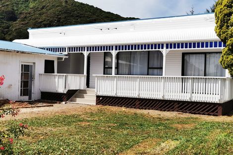 Photo of property in 187 Whites Line East, Waiwhetu, Lower Hutt, 5010