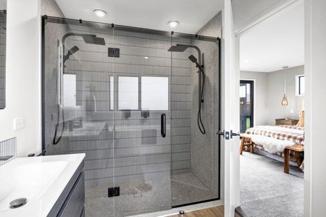 Photo of property in 2 Marsden Place, Hurworth, New Plymouth, 4310