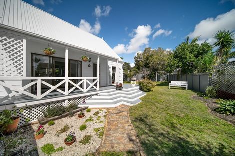 Photo of property in 2/11 Cairngorm Place, Highland Park, Auckland, 2010