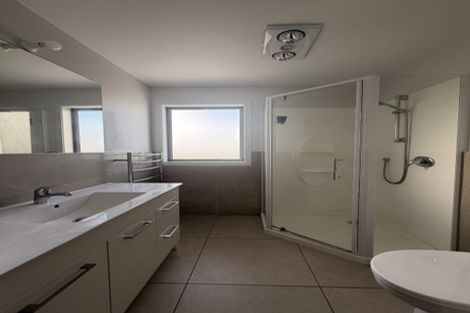 Photo of property in 11 Bendigo Grove, Newlands, Wellington, 6037