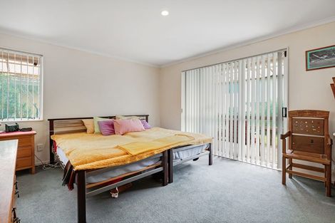 Photo of property in 5 Ian Marwick Place, Birkenhead, Auckland, 0626