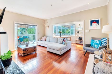 Photo of property in 2 Slater Road, South Head, Helensville, 0874