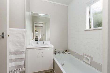 Photo of property in 22 Harrybrook Road, Green Bay, Auckland, 0604