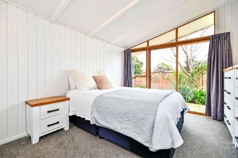 Photo of property in 8 Booker Place, Weymouth, Auckland, 2103