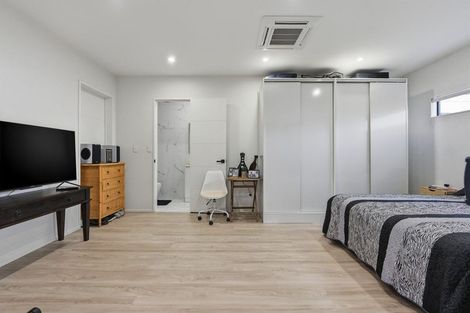 Photo of property in 7d Babich Road, Henderson Valley, Auckland, 0614