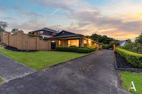 Photo of property in 4 Kingsclere Place, Goodwood Heights, Auckland, 2105