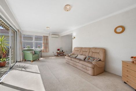 Photo of property in 82 Botany Road, Botany Downs, Auckland, 2010