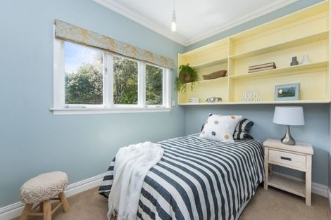 Photo of property in 21 Island Bay Road, Beach Haven, Auckland, 0626