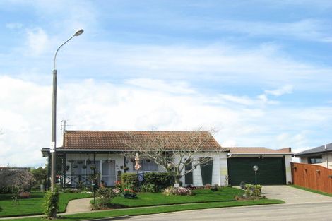 Photo of property in 15 Winstone Place, Highlands Park, New Plymouth, 4312