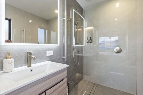 Photo of property in 18 Poplar Drive, Kelvin Heights, Queenstown, 9300