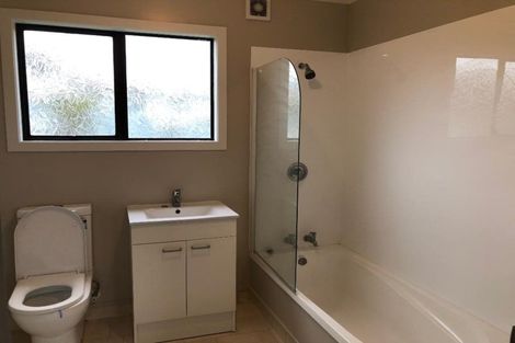 Photo of property in 33a Sunhaven Drive, Newlands, Wellington, 6037