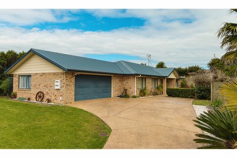 Photo of property in 12 Ernest Shackleton Place, Waiuku, 2123