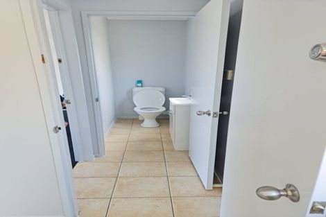 Photo of property in 1/35 Highgrove Lane, Totara Vale, Auckland, 0632