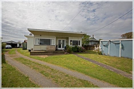 Photo of property in 17 Andresen Street, Foxton Beach, Foxton, 4815