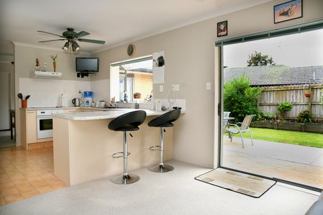 Photo of property in 8 Matilda Place, Weymouth, Auckland, 2103