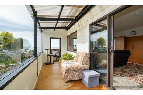 Photo of property in 220 Marine Parade, Bluff, 9814