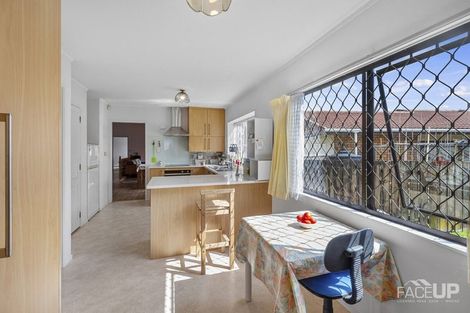 Photo of property in 5 Bosnyak Drive, Te Atatu South, Auckland, 0610