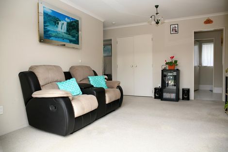 Photo of property in 8 Matilda Place, Weymouth, Auckland, 2103