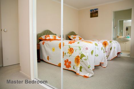 Photo of property in 8 Matilda Place, Weymouth, Auckland, 2103