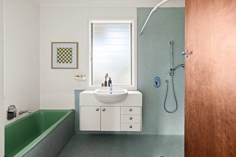 Photo of property in 16 Howard Road, Taradale, Napier, 4112