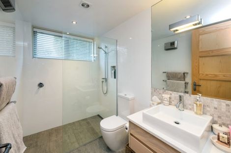 Photo of property in 28 Kennedy Crescent, Wanaka, 9305