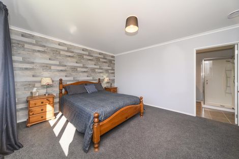 Photo of property in 21 Mokau Place, Terrace End, Palmerston North, 4410