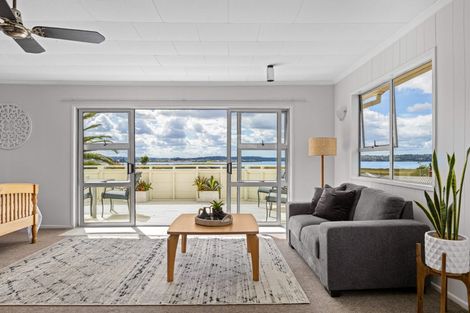 Photo of property in 43 Rewarewa Road, Te Atatu Peninsula, Auckland, 0610