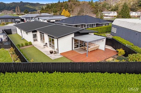 Photo of property in 14 Passchendaele Grove, Trentham, Upper Hutt, 5018