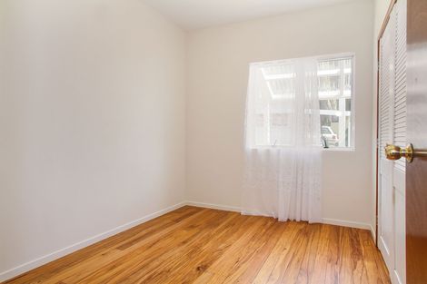 Photo of property in 32 Te Atatu Road, Te Atatu South, Auckland, 0610