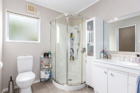 Photo of property in 21 Saunders Close, Whitby, Porirua, 5024